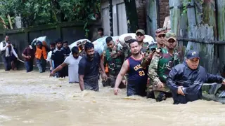 খাগড়াছড়িতে বন্যা কবলিত মানুষের পাশে সেনাবাহিনী